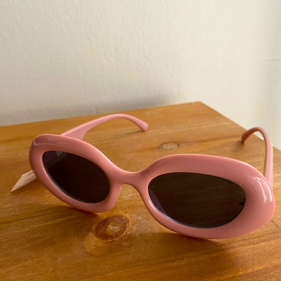 Bold Rrtro Oval Mod Frame Sunglasses - Picture 2 of 5